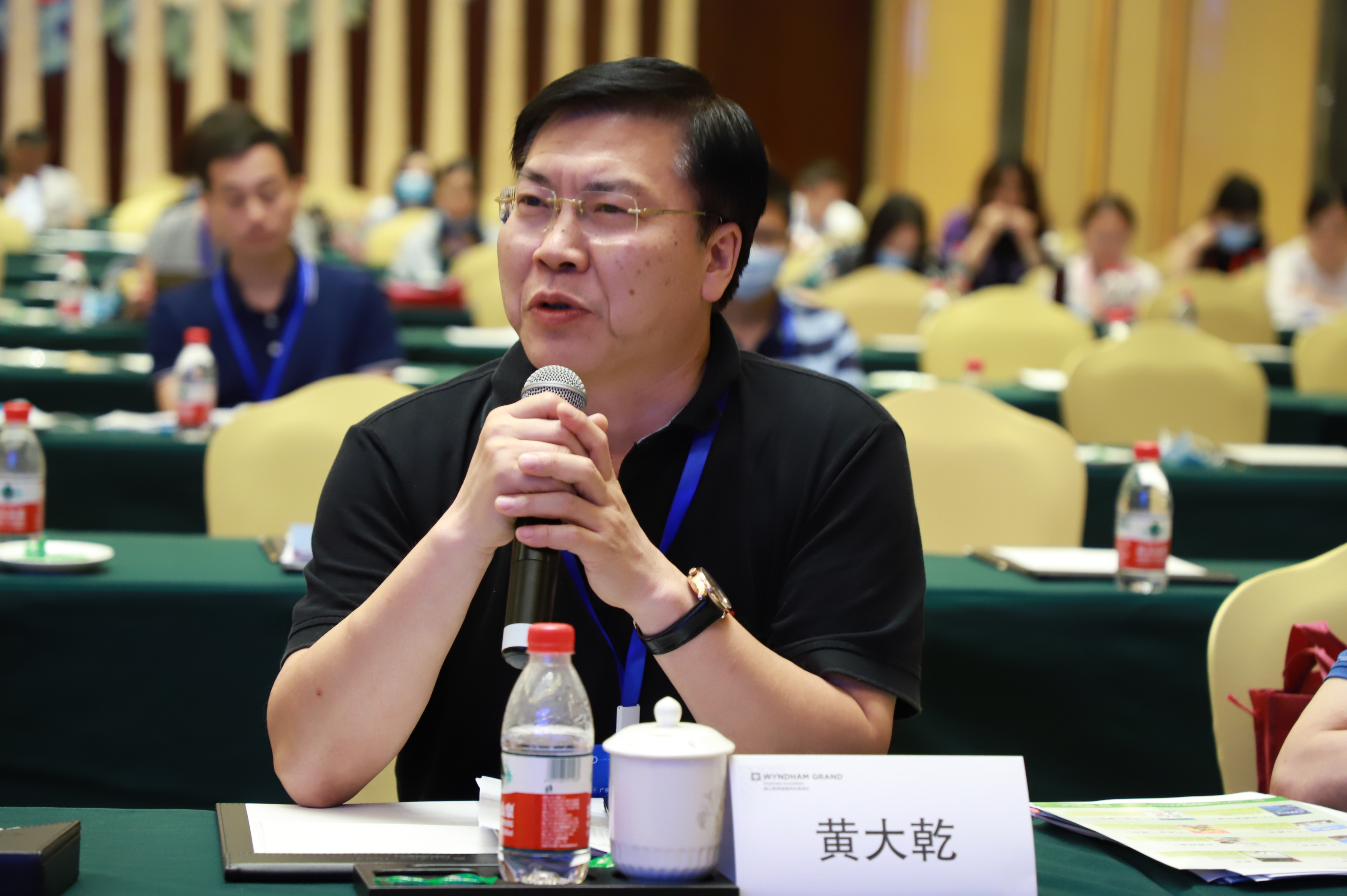 黄校提问照片.jpg 黄校提问照片.jpg